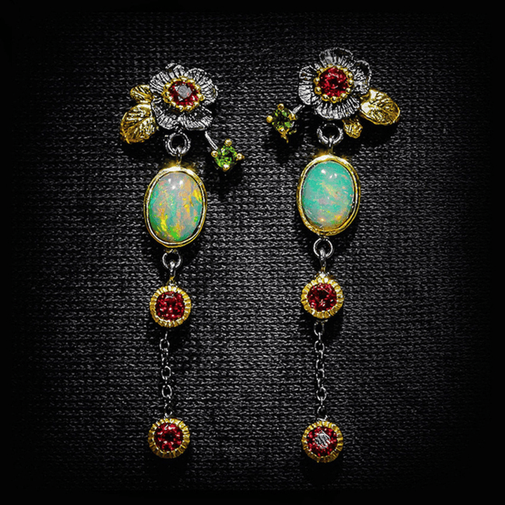 Boho-Ohrringe mit Opal und roten Zirkonia