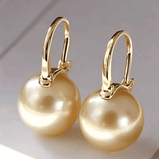Elegante goldene Perlen-Ohrringe