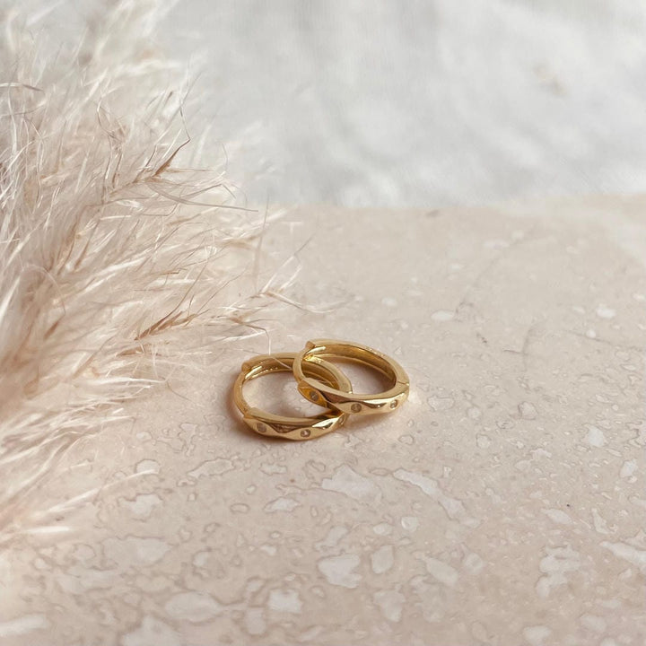 Goldene Marquise Huggie Creolen