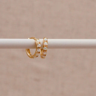Goldene Opal Huggie Creolen