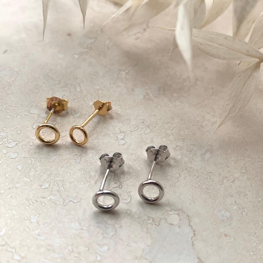 Mikro-Kreis-Ohrringe in Gold oder Silber