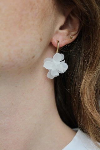 Goldene Blumen-Hoops Ohrringe