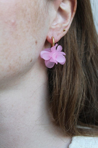 Goldene Blumen-Hoops Ohrringe