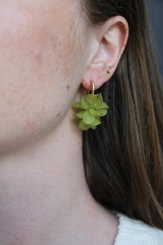 Goldene Blumen-Hoops Ohrringe