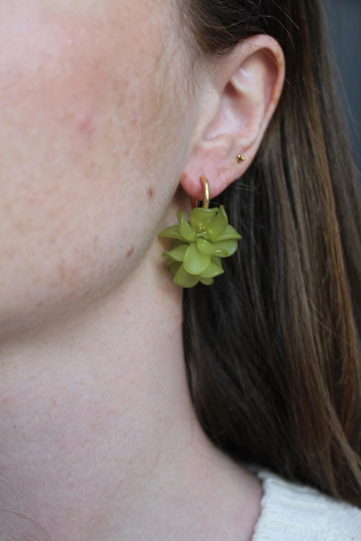 Goldene Blumen-Hoops Ohrringe