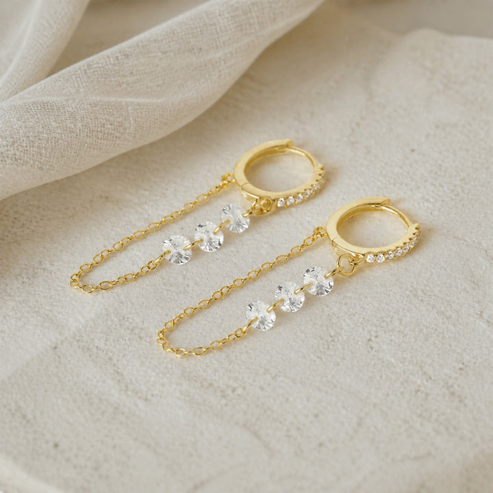 Kristallkette und Creolen-Ohrringe