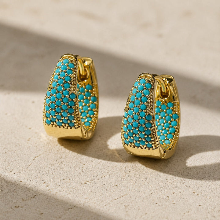 Türkise Pavé Gold Huggie-Ohrringe