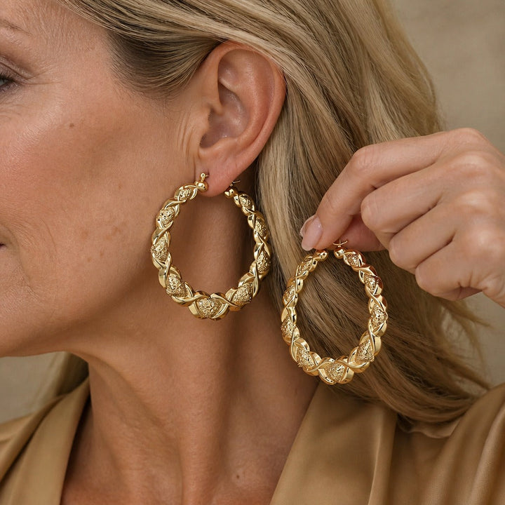 Couture gravierte Gold-Ohrringe